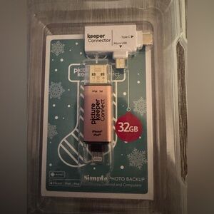 Picture Keeper Connect 32 GB Photo Backup System with Storage Pouch - NWT